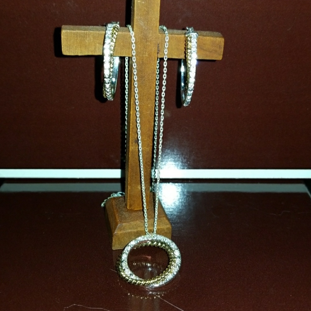 Avon two tone earring and necklace set